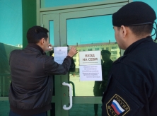 Судебные приставы приостановили деятельность торгово-выставочного центра и шубного магазина