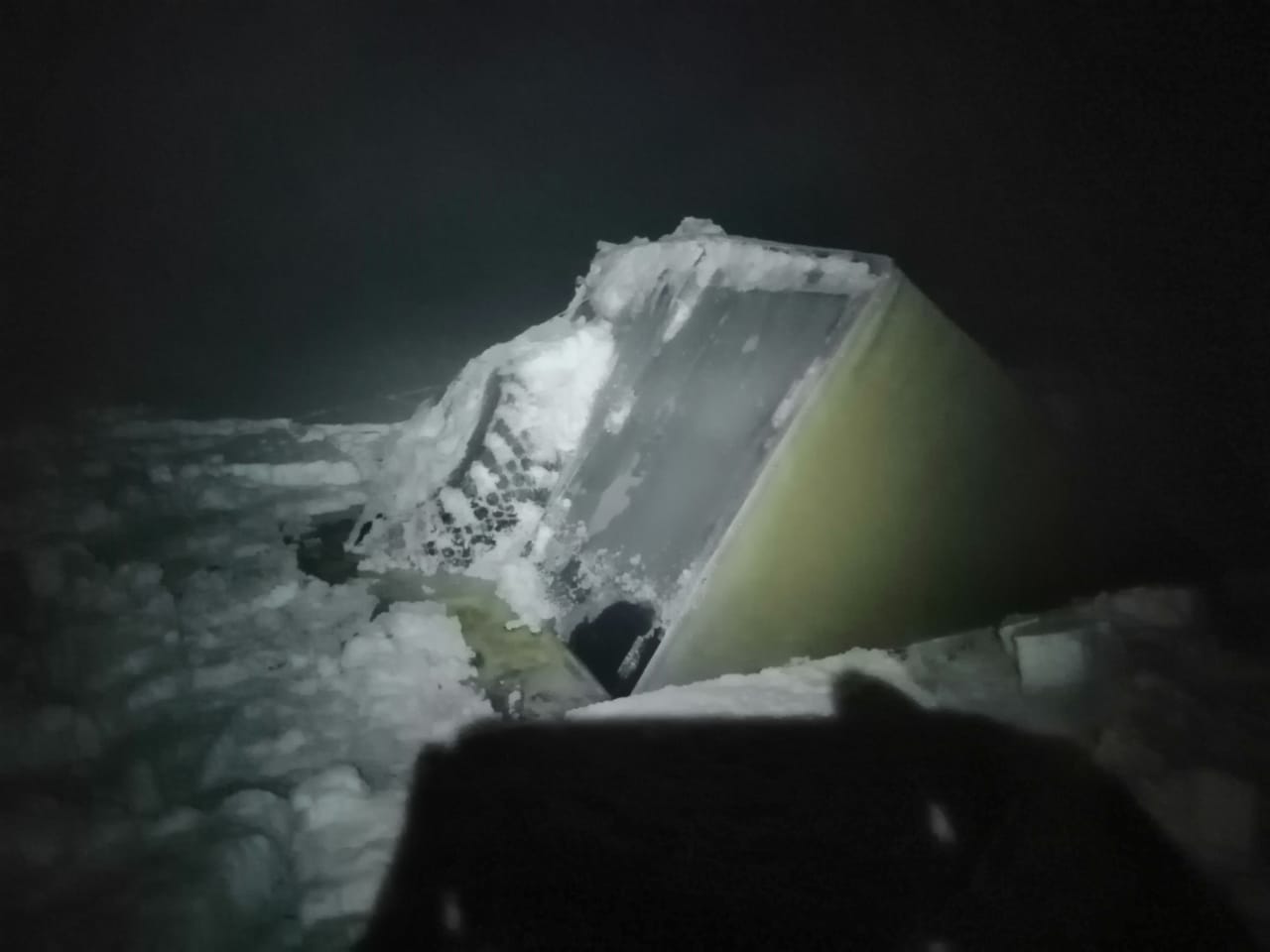 В Жиганском районе под лед провалились два КамАЗа. Погибла семья