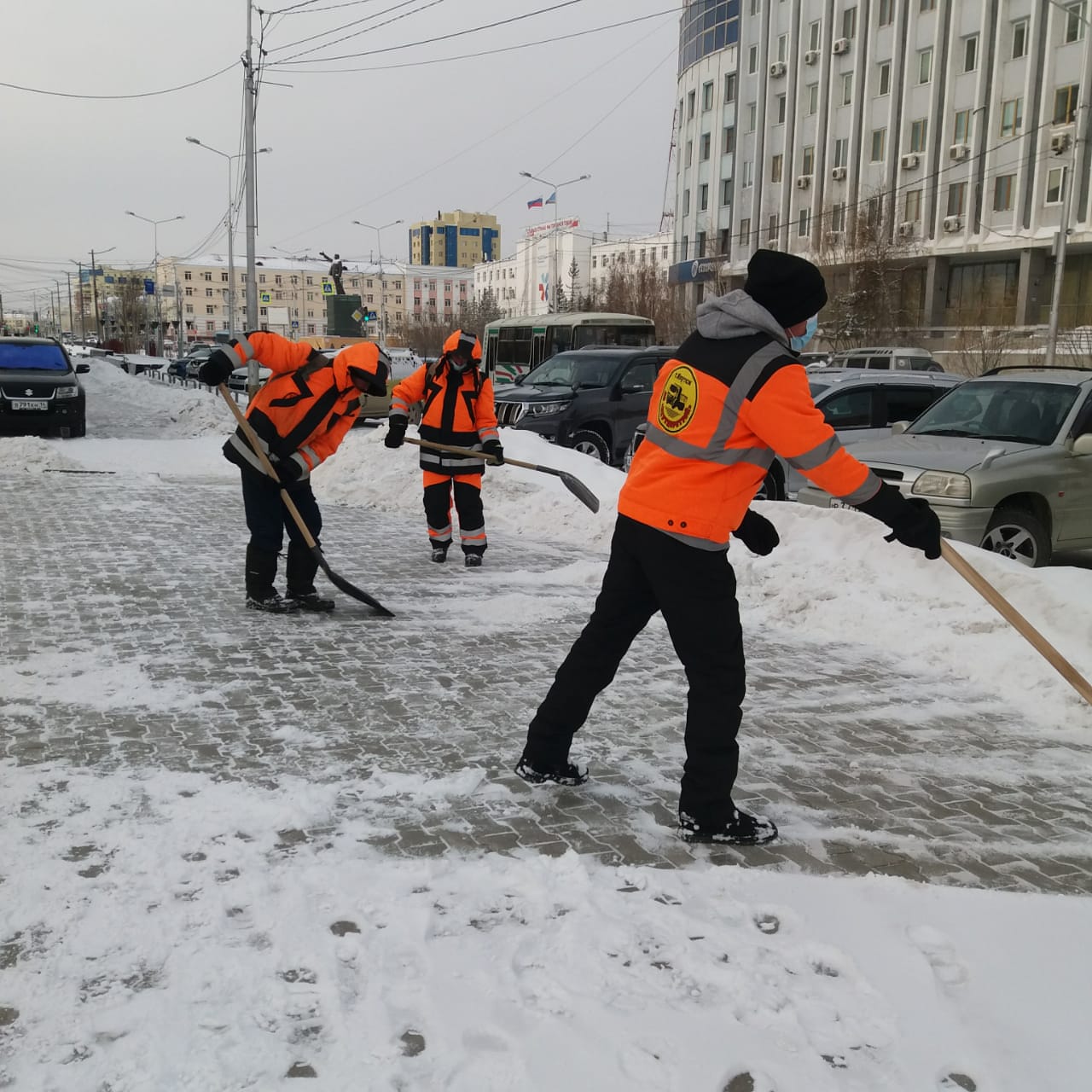 АО «Якутдорстрой» продолжает ежедневную уборку снега с городских улиц