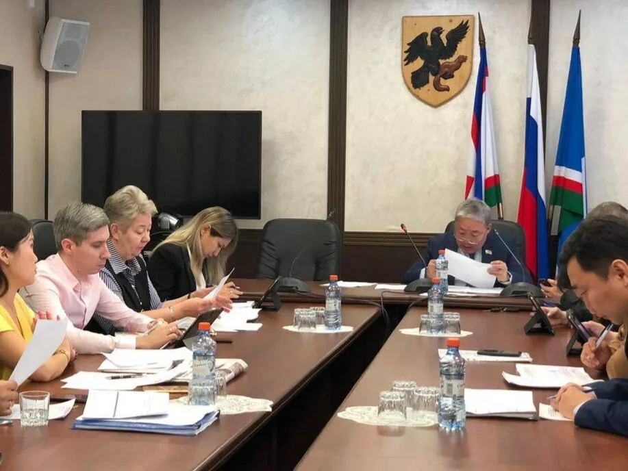 Развитие информационного общества, внешние связи и обеспечение общественного порядка в городе Якутске рассмотрели депутаты Гордумы