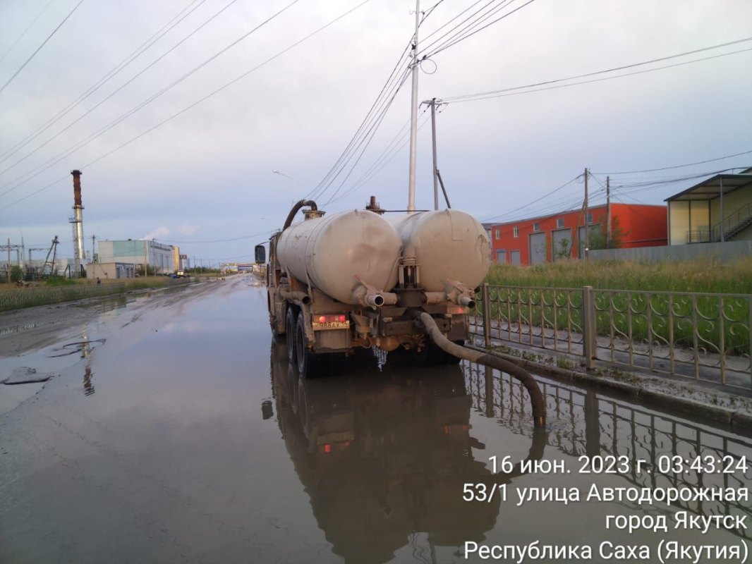 Разлив воды на улице Автодорожная устраняют в Якутске