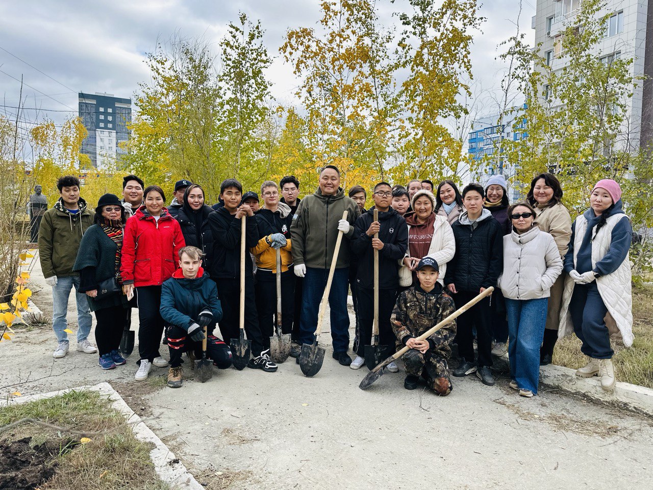 Якутская городская Дума высадила деревья и провела уборку агитматерилов
