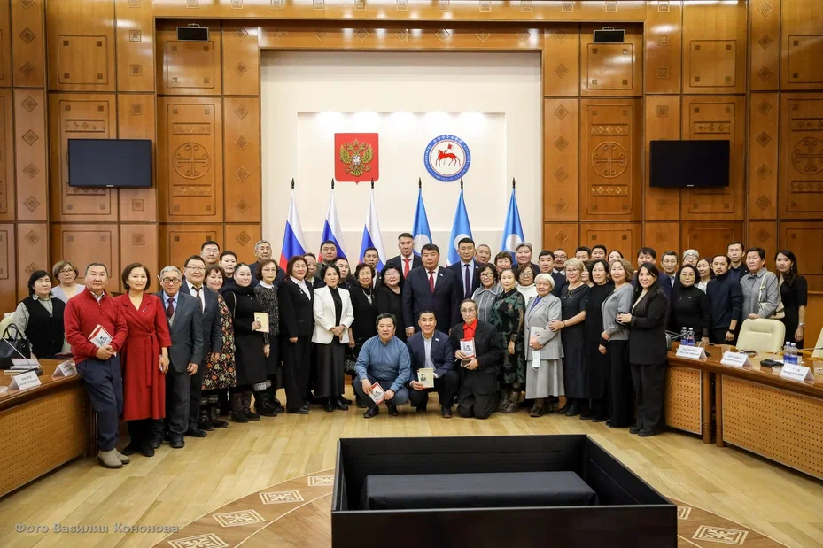 Төгүрүк остуолга Былатыан Ойуунускай айымньыларын билиҥҥи кэмҥэ суолтатын ырыттылар