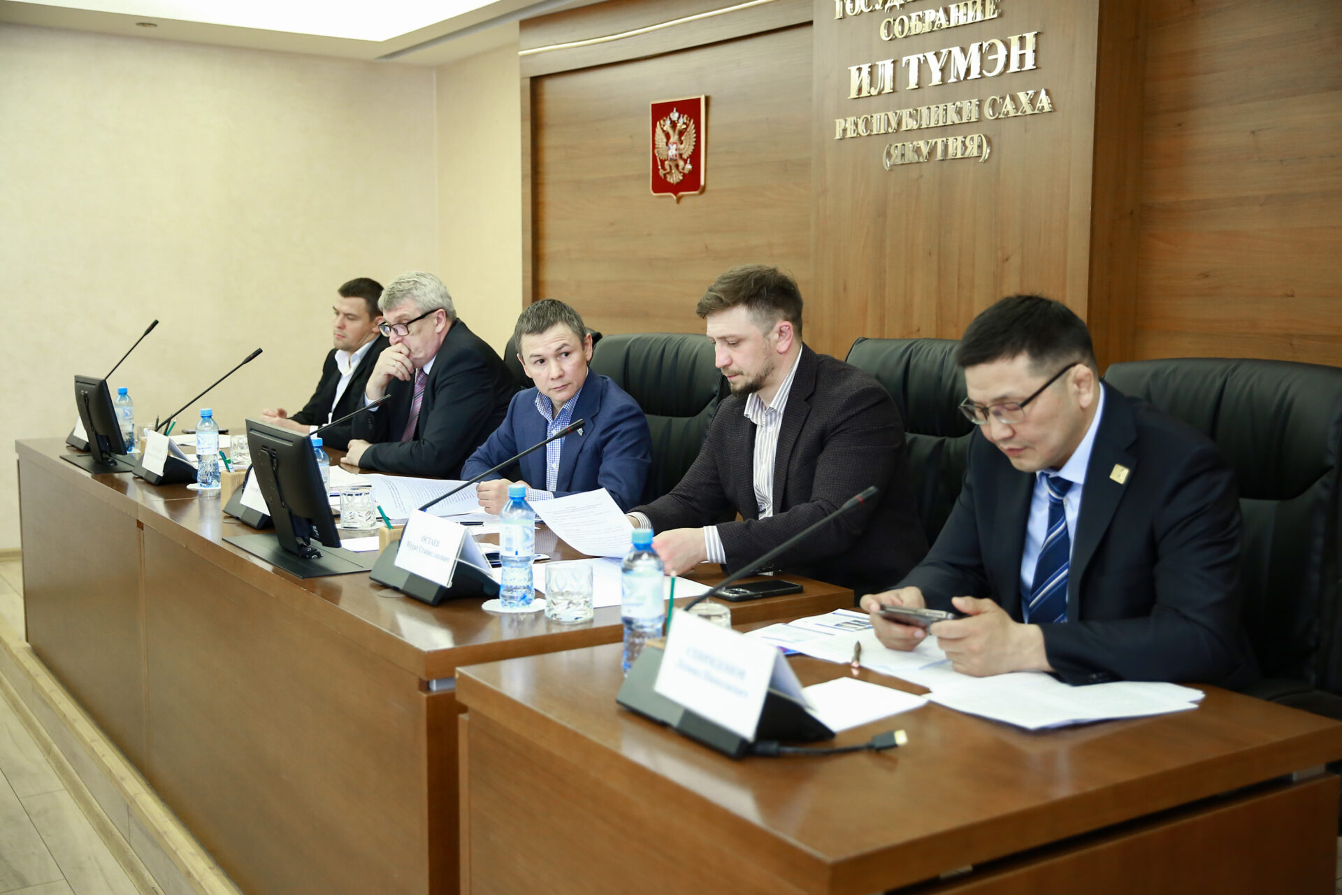 В парламенте Якутии обсудили вопросы развития спортивной борьбы в образовательных организациях