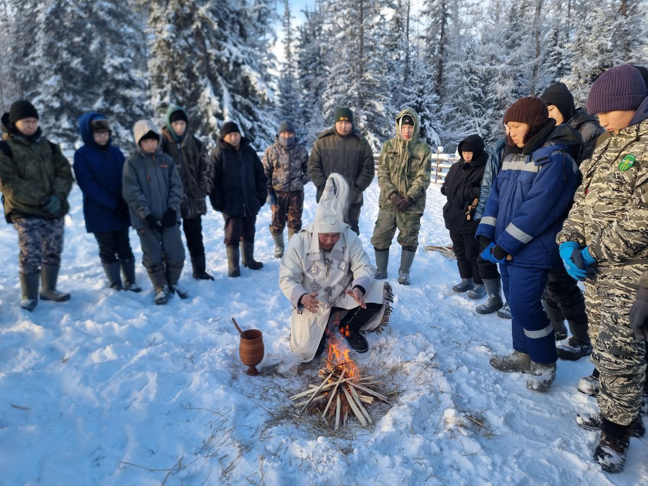 Сунтаар улууһун баһылыга Анатолий Григорьев уонна улуустааҕы аҕалар сүбэлэрэ уол оҕону төрүт үгэскэ уһуйаллар