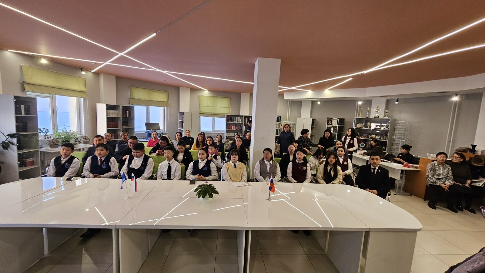 В Борогонцах в День Конституции открыли  библиотеку «нового поколения»
