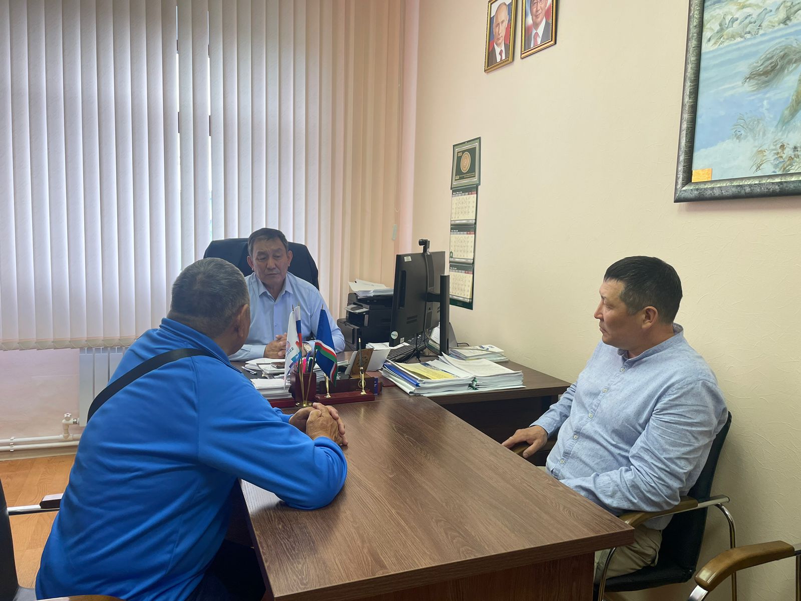 Александр Атласов биирдиилээн гражданнары кытта көрсүһүунү ыытта