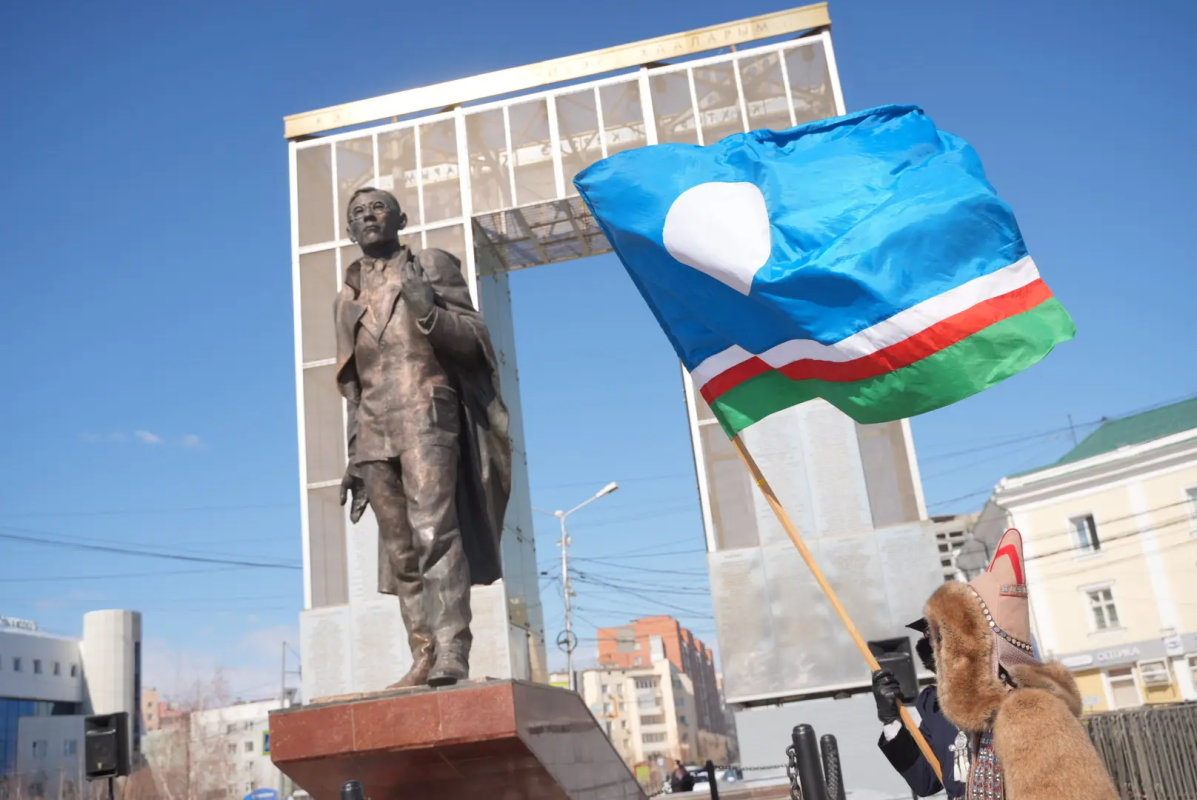 В День Республики возложили цветы к памятнику Платона Алексеевича Ойунского