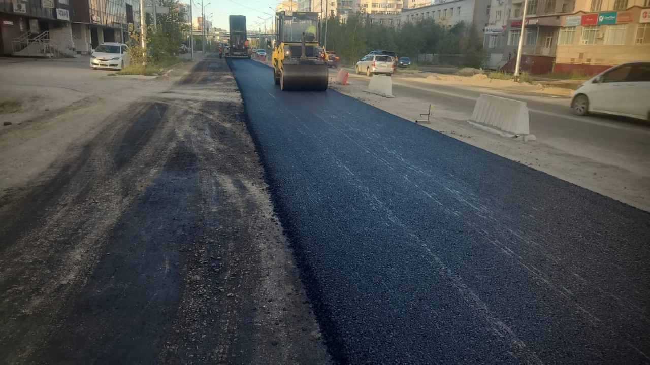 На улице Ойунского начались работы по укладке нижнего слоя асфальтобетонного покрытия