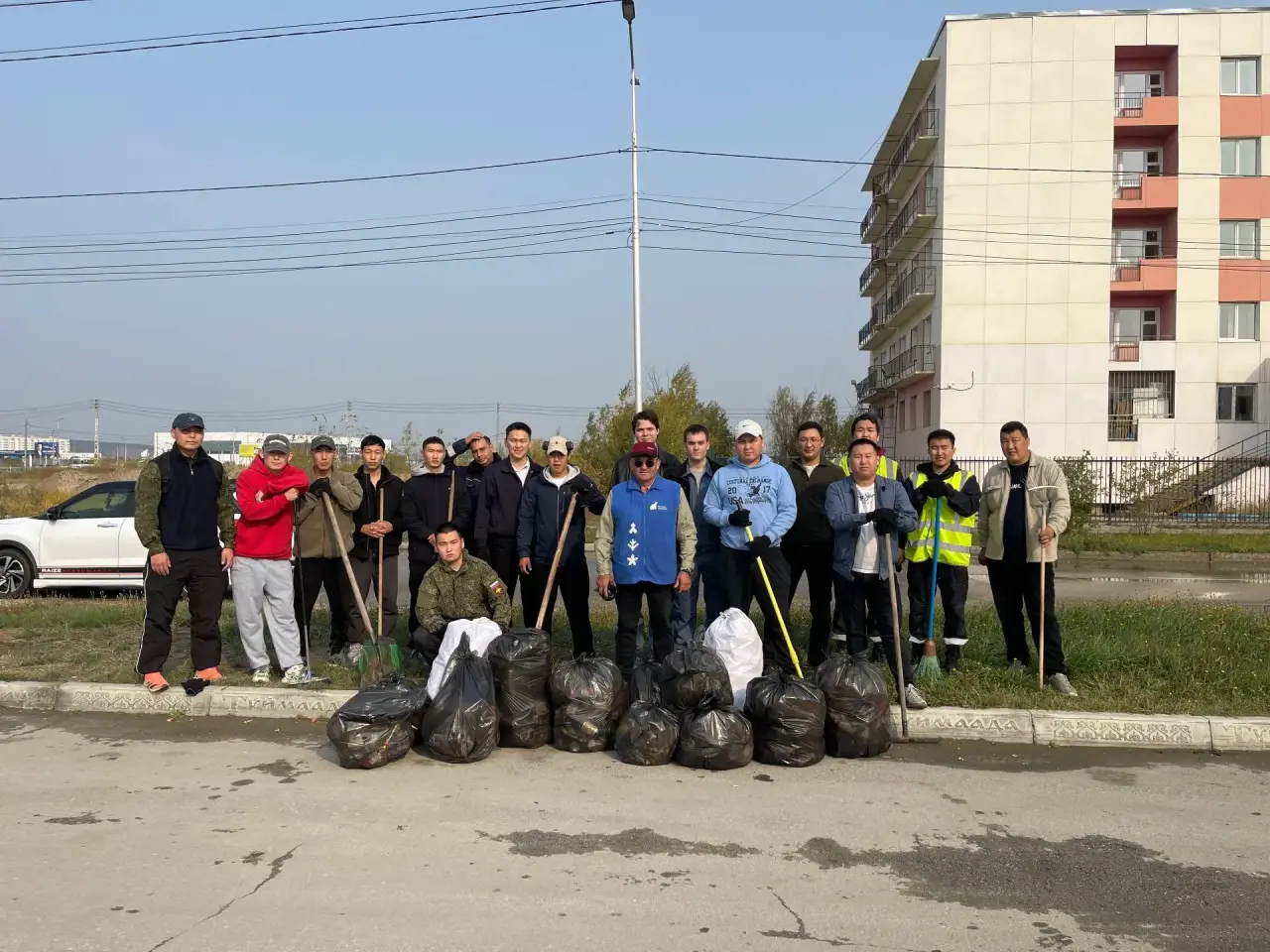 Коллектив «Полярных авиалиний» принял участие в общегородском субботнике