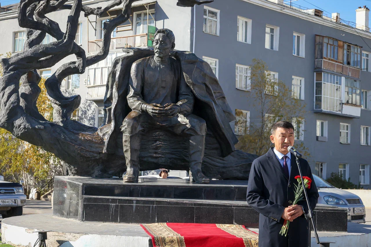 В Якутске почтили память основоположника якутской литературы Алексея Кулаковского