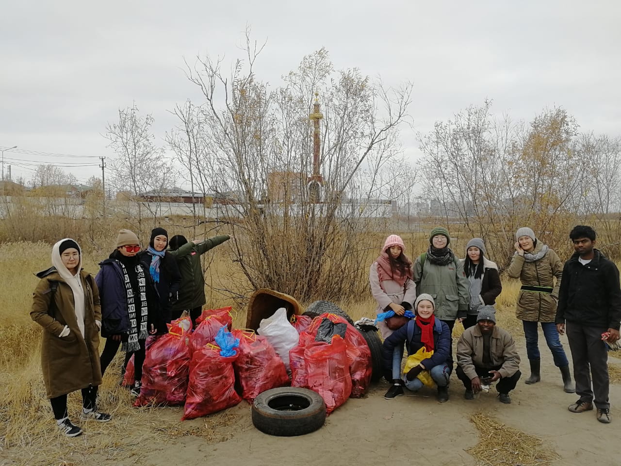 Горожане провели субботник на «стрелке» Зеленого луга.