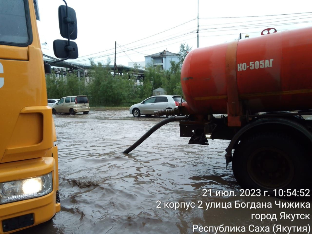 Более 5,5 тысяч кубометров дождевой воды откачали в Якутске