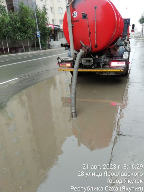 В Якутске продолжают откачивать дождевые воды с заниженных мест