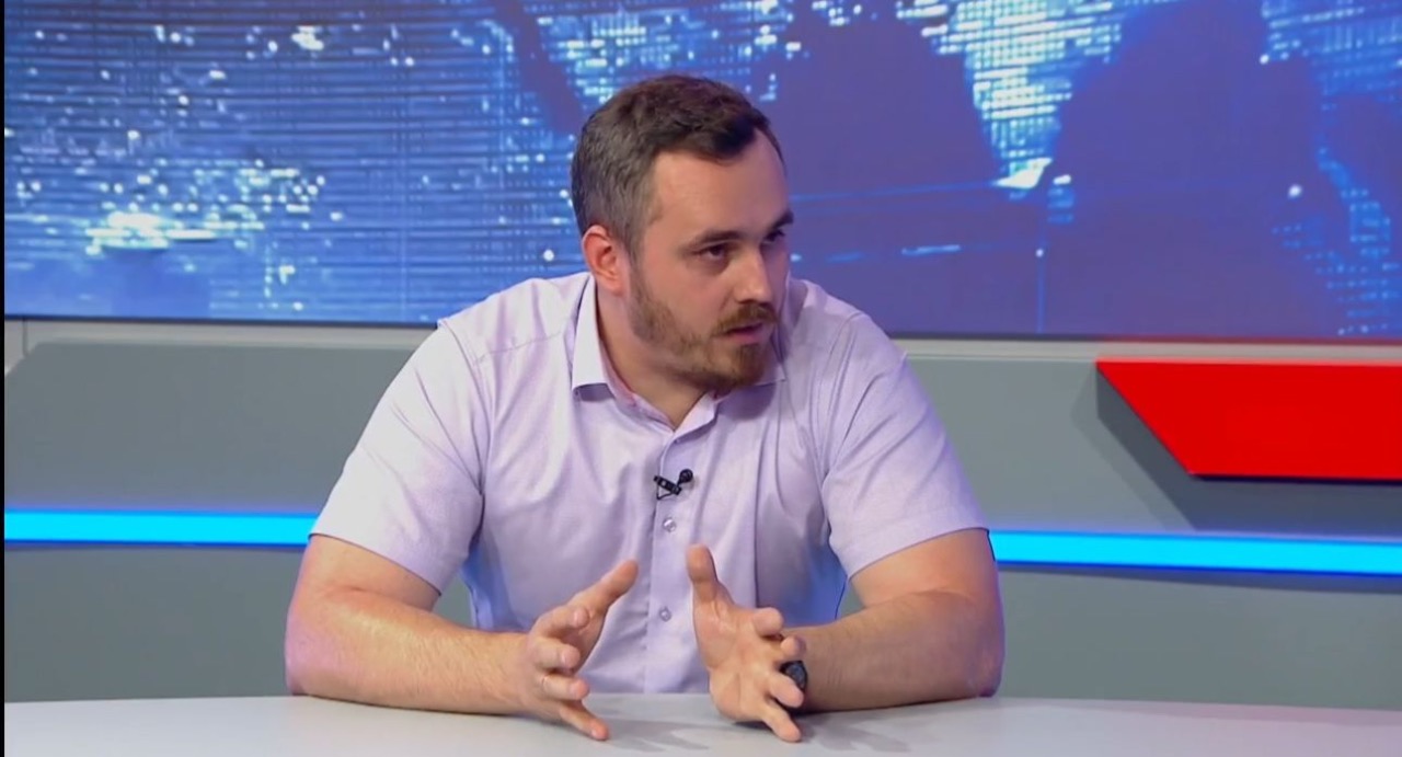 Антон Алексеенко в программе «Прямой эфир с городом» отметил обновление автобусного парка города Якутска