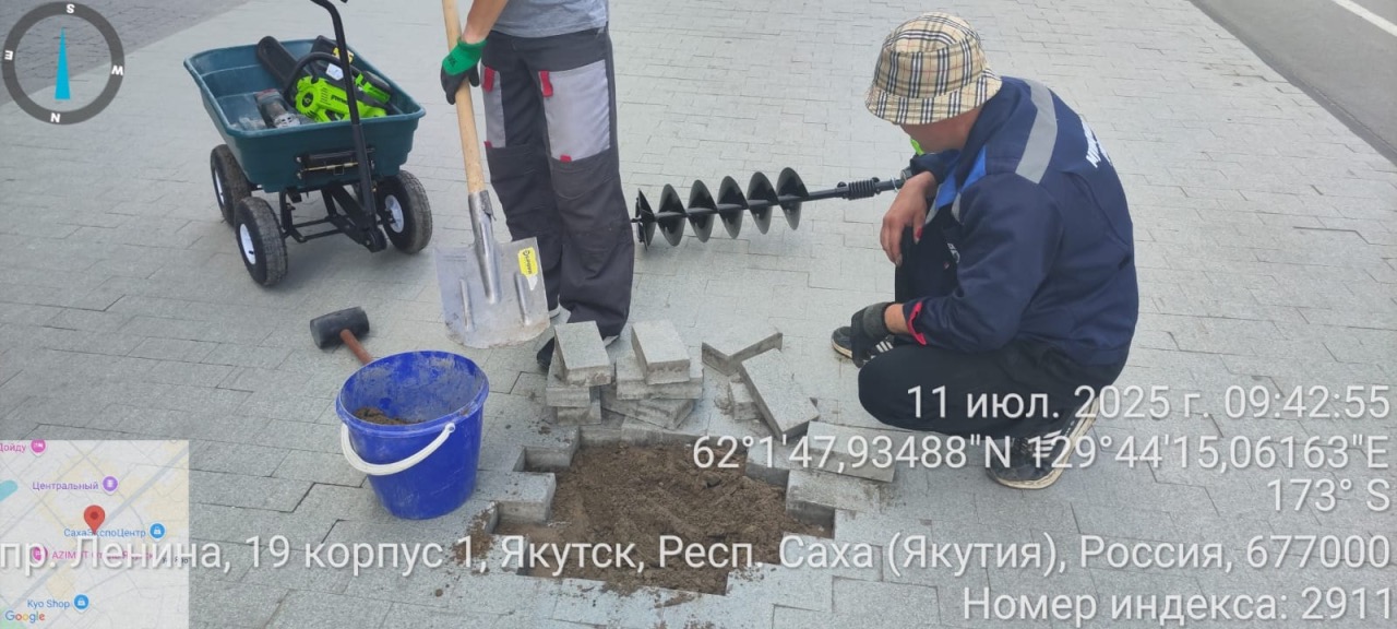 На проспекте Ленина в Якутске устраняют неровности на тротуаре