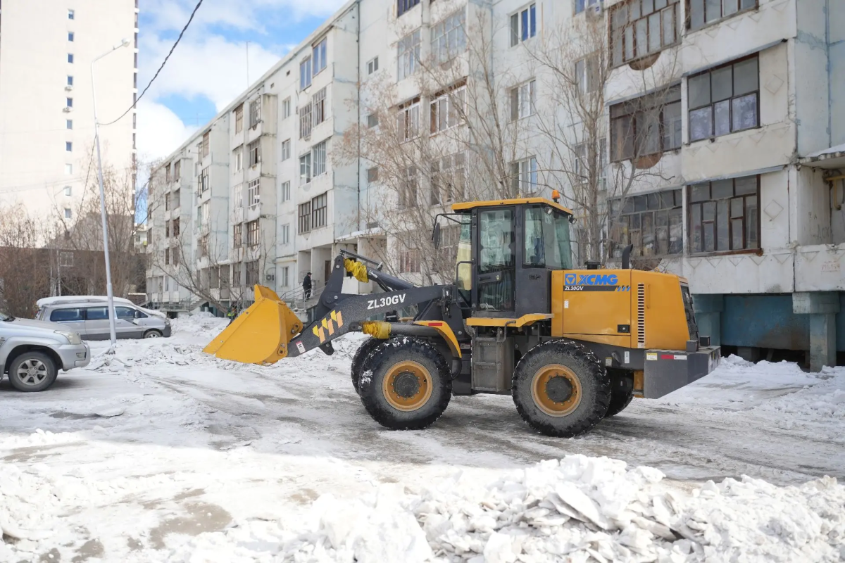 Евгений Григорьев проверил ход весенней санитарной очистки в Якутске