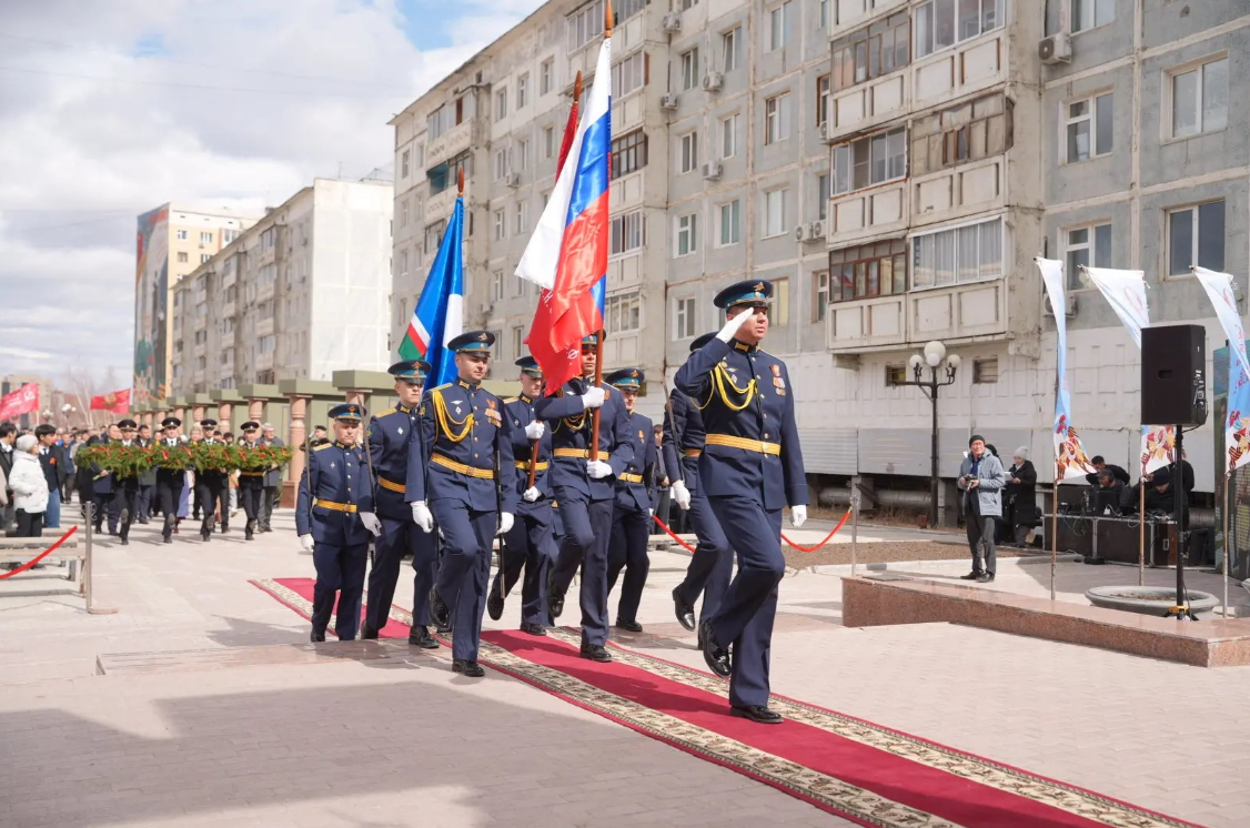 В Якутске возложили цветы к памятнику якутского снайпера и к мемориальному комплексу «Солдат Туймаады»